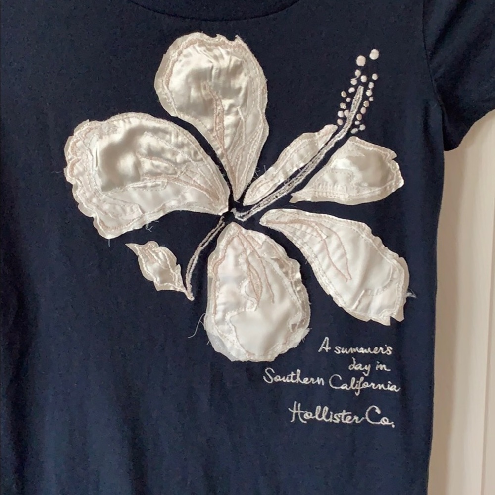 5/$20♦️Hollister T-Shirt♦️ - Picture 2 of 4